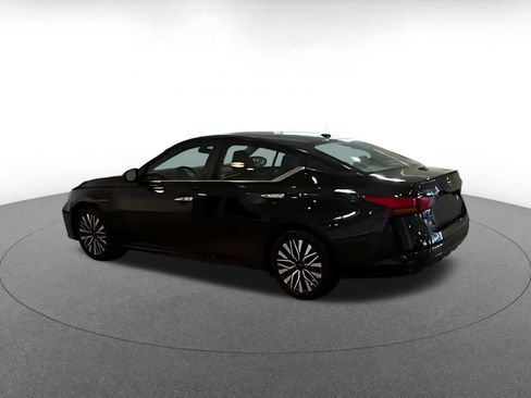 Used 2025 Nissan Altima 2.5 SV FWD image 12