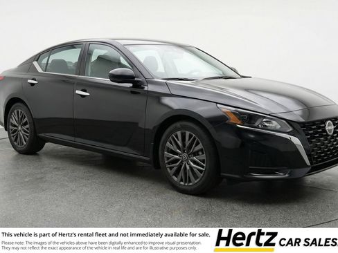Used 2025 Nissan Altima 2.5 SV image 1
