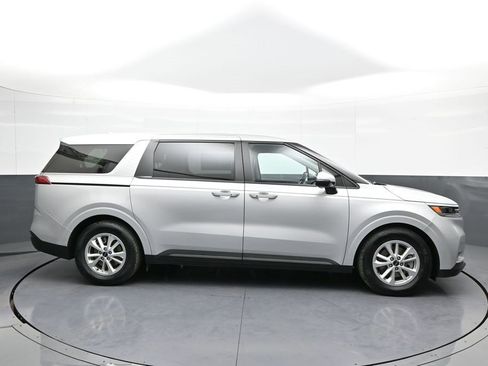 Certified 2023 Kia Carnival LX image 5