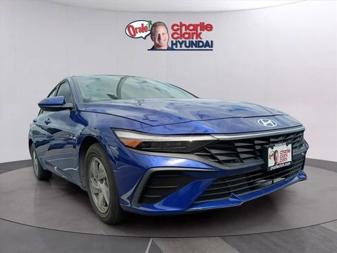 Used 2024 Hyundai Elantra SE FWD image 4