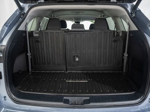 Used 2022 Toyota Highlander LE AWD/4WD image 9