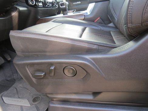 Used 2025 Chevrolet Silverado 1500 High Country w/ High Country Premium Package AWD/4WD image 19