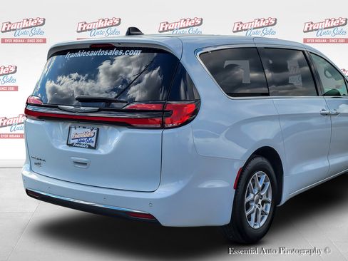 Used 2023 Chrysler Pacifica Touring-L FWD image 5