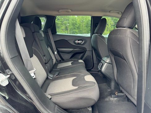 Used 2014 Jeep Cherokee Sport FWD image 18