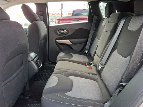 Used 2018 Jeep Cherokee Latitude w/ Cold Weather Group image 9