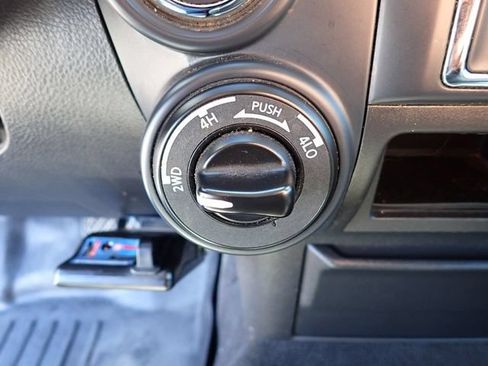 Used 2024 Nissan Titan SV AWD/4WD image 22
