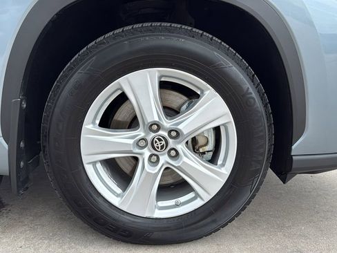 Used 2021 Toyota Highlander LE AWD/4WD image 34