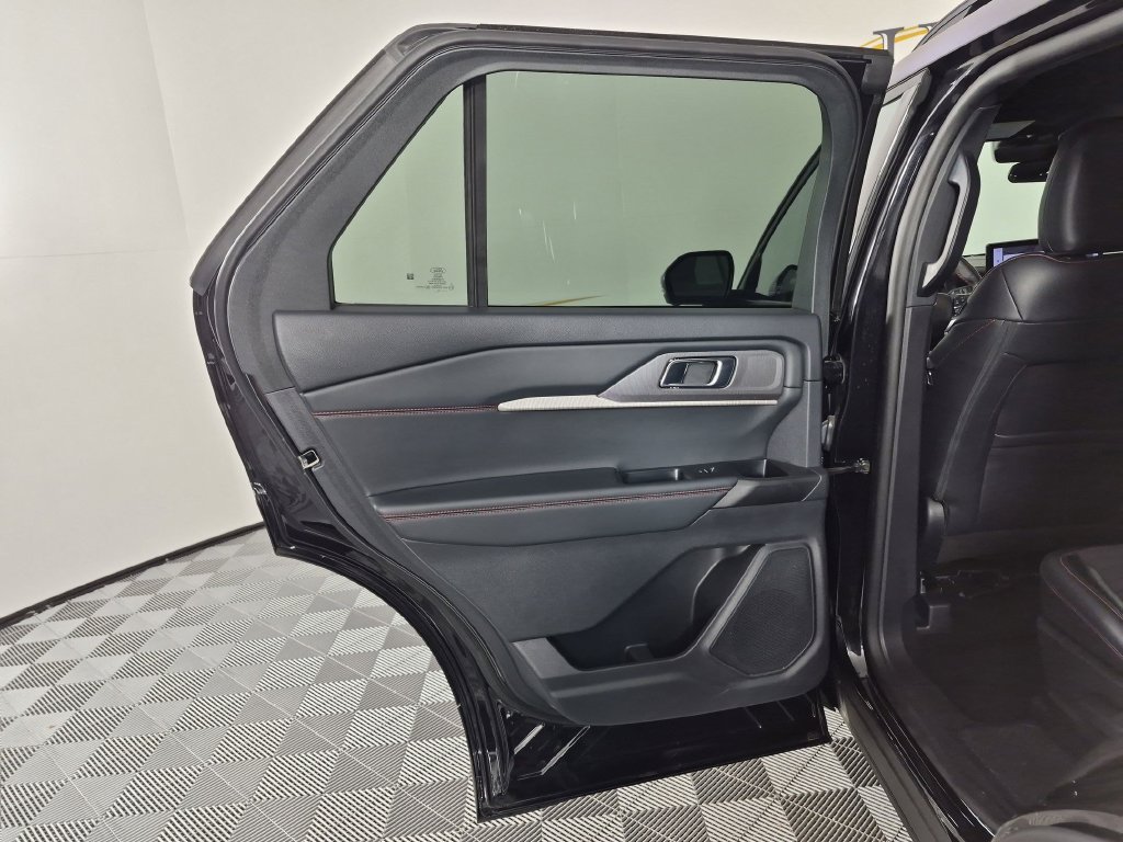 Used 2025 Ford Explorer ST-Line w/ ST-Line Street Pack AWD/4WD image 29