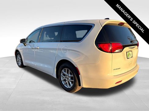 Used 2022 Chrysler Voyager LX FWD image 5