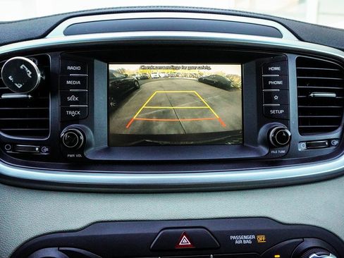 Used 2020 Kia Sorento LX image 24