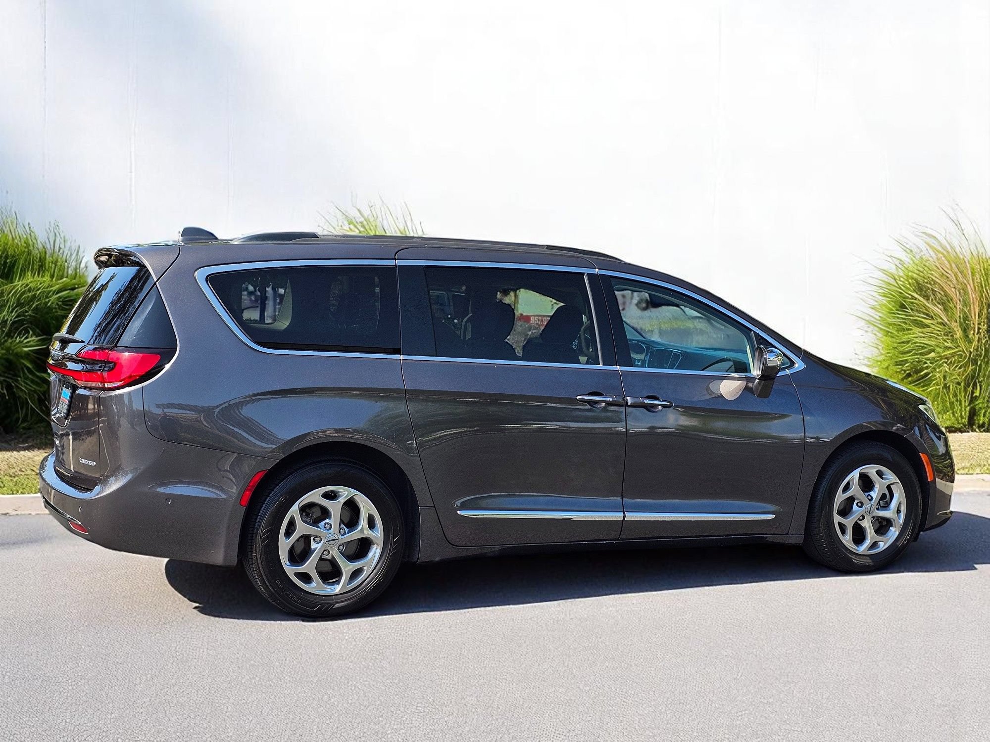 Used 2022 Chrysler Pacifica Limited FWD image 6