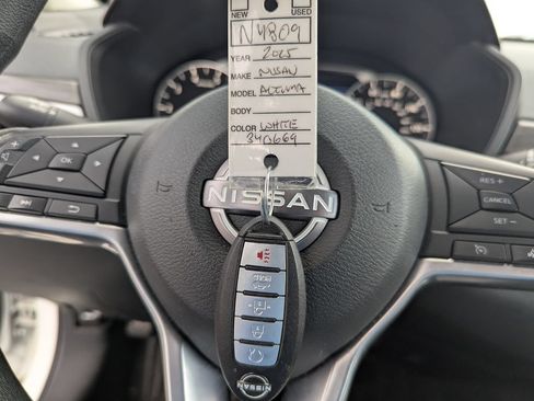 Used 2025 Nissan Altima 2.5 SV FWD image 35
