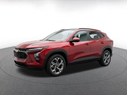 Used 2025 Chevrolet Trax LT w/ LT Convenience Package FWD image 3