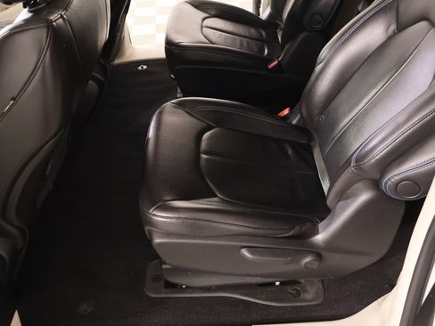 Used 2021 Chrysler Pacifica Touring-L FWD image 13