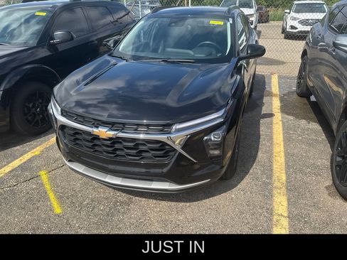 Used 2025 Chevrolet Trax LT w/ Driver Confidence Package FWD image 1
