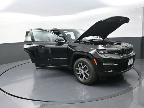 New 2025 Jeep Grand Cherokee Limited w/ Luxury Tech Group II AWD/4WD image 30