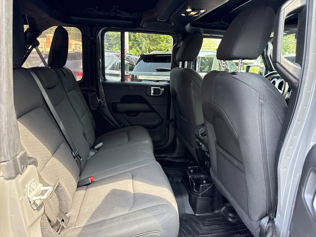 Used 2021 Jeep Wrangler Unlimited Sahara AWD/4WD image 30