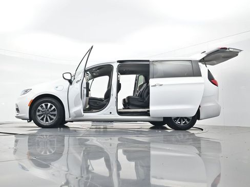 Used 2023 Chrysler Pacifica Touring-L image 47