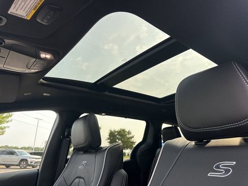 New 2026 Chrysler Pacifica Limited w/ Uconnect Theater Family Group image 2