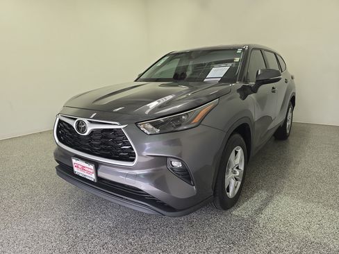 Used 2023 Toyota Highlander LE FWD image 2