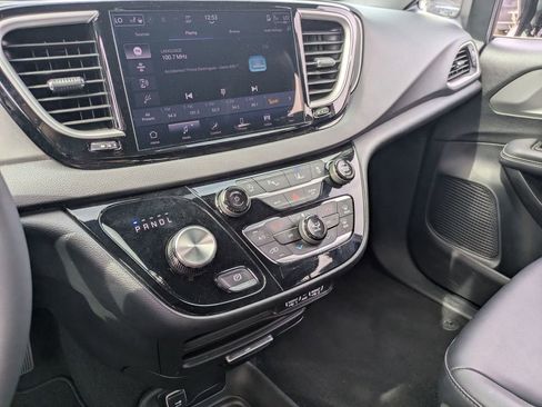 Used 2025 Chrysler Pacifica Select image 20