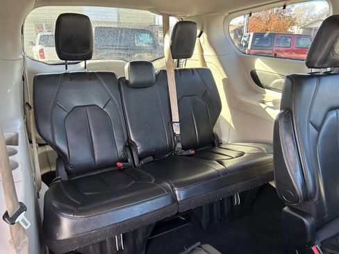 Used 2020 Chrysler Pacifica Touring-L image 29