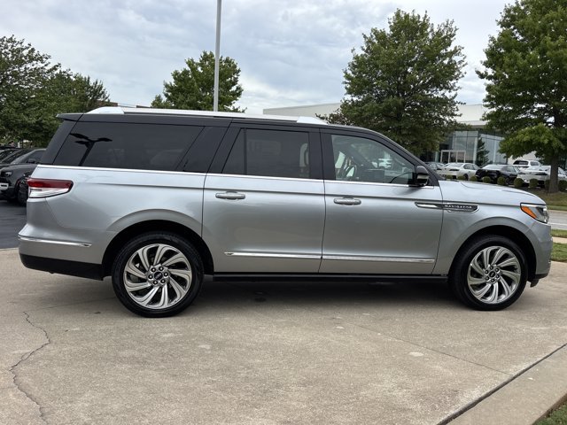 Used 2022 Lincoln Navigator L Reserve AWD/4WD image 2