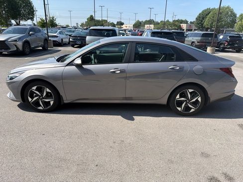 Used 2023 Hyundai Elantra SEL w/ Convenience Package FWD image 11