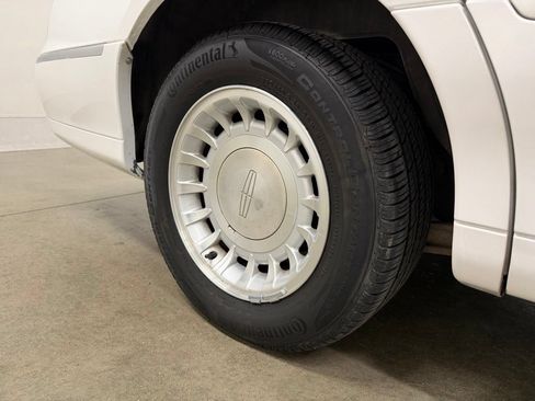 Used 2000 Lincoln Town Car Executive RWD image 13