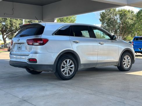 Used 2020 Kia Sorento LX image 2