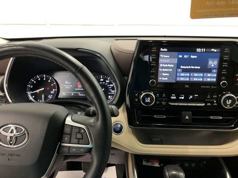 Used 2021 Toyota Highlander Limited FWD image 19