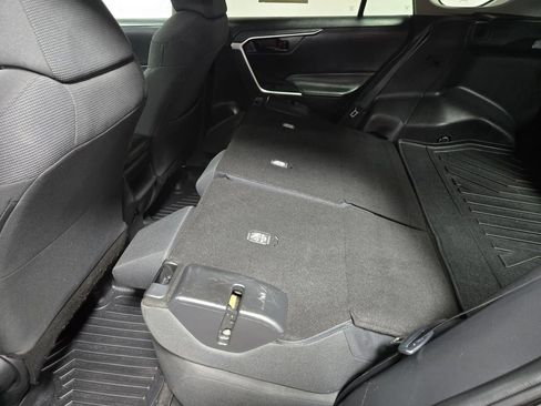 Used 2021 Toyota RAV4 LE AWD/4WD image 38