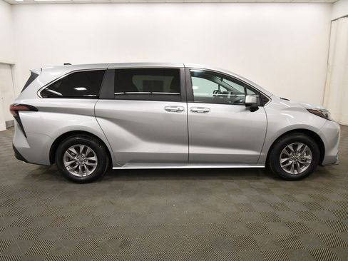 Used 2024 Toyota Sienna LE image 9
