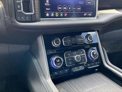 Used 2021 GMC Yukon Denali w/ Denali Premium Package RWD image 32
