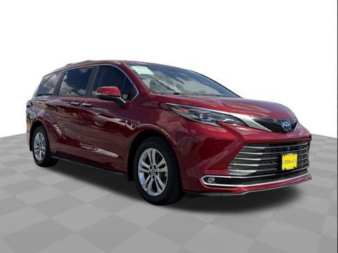 Used 2024 Toyota Sienna Platinum AWD/4WD image 7