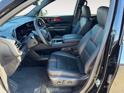 Used 2024 Chevrolet Traverse RS AWD/4WD image 6