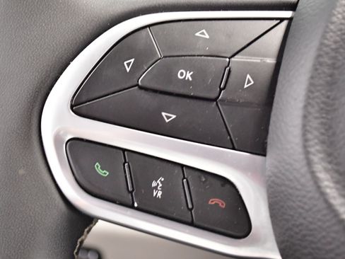 Used 2024 Chrysler Pacifica Touring-L FWD image 25