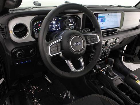 Used 2025 Jeep Wrangler Unlimited Sahara AWD/4WD image 8