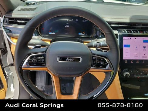 Used 2025 Jeep Grand Cherokee Summit AWD/4WD image 15
