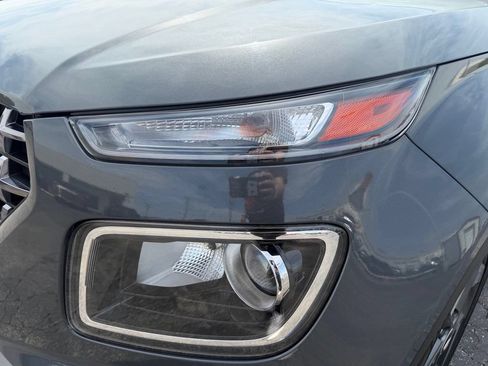 Used 2024 Hyundai Venue SEL FWD image 11