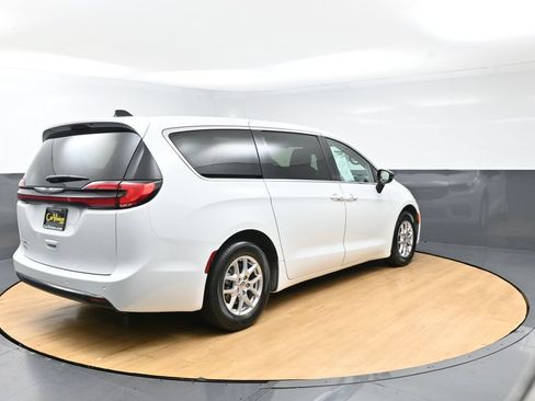Used 2024 Chrysler Pacifica Touring-L FWD image 40