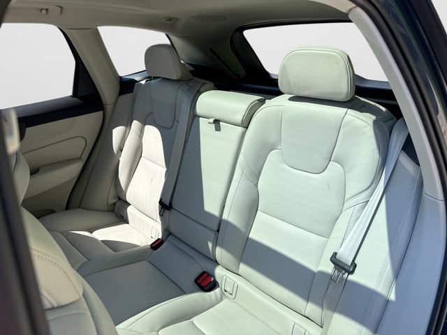 Certified 2024 Volvo XC60 B5 Ultimate w/ Protection Package Premier AWD/4WD image 28