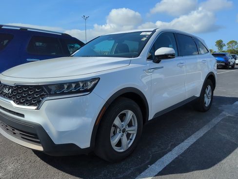 Used 2023 Kia Sorento LX image 4