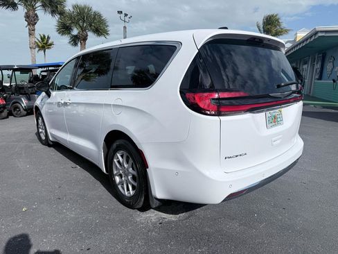 Used 2024 Chrysler Pacifica Touring-L image 3