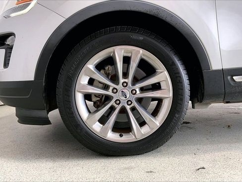 Used 2019 Ford Explorer XLT w/ Equipment Group 202A image 6