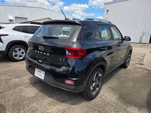 Used 2025 Hyundai Venue SEL FWD image 4