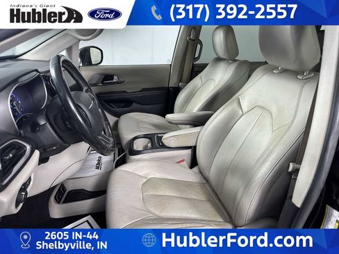 Used 2021 Chrysler Pacifica Touring-L FWD image 13