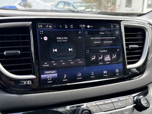 Used 2024 Chrysler Pacifica Touring-L image 18