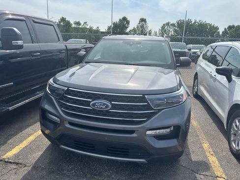 Used 2022 Ford Explorer XLT w/ Equipment Group 202A AWD/4WD image 3