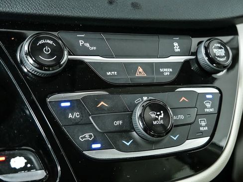 Used 2018 Chrysler Pacifica Touring-L image 20